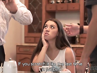 Eine missbrauchte Freundin wird mit deinem Vater ficken