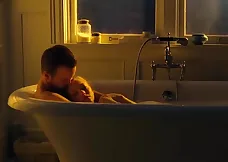 Amanda Seyfried i ett passionerat möte med sin styvfar och styvsyster i en film från 2015