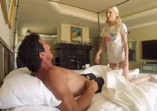 Apa bemegy a lányához a felesége intim játékszerével örömére
