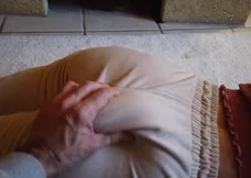 Een amateurvideo van een stiefvader die zijn stiefdochter straft omdat ze geen ondergoed draagt.
