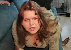 La vagina umida di una giovane donna russa viene scopata intensamente mentre indossa intimo scarlatto.