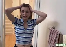 Rose Carter, du Massachusetts, a offert à son beau-père une branlette avec ses pieds, exhibant son corps mince.