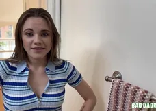 Rose Carter z Massachusetts udělala nevlastnímu tátovi footjob a ukázala svoje štíhlý tělo.